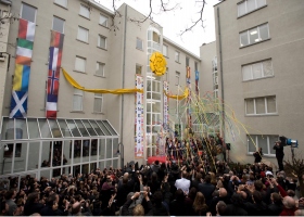 2010年1月23日，來自歐洲各地的政府官員和將近一千名的山達基人與支持者，一起慶賀在布魯塞爾的歐洲山達基教會的開幕典禮。