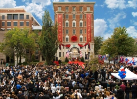 2009年10月31日，三千名山達基人和來賓參加新華盛頓特區山達基創始教會的開幕典禮。這是華盛頓最重要的歷史地標之一，已完全回復原本的結構。